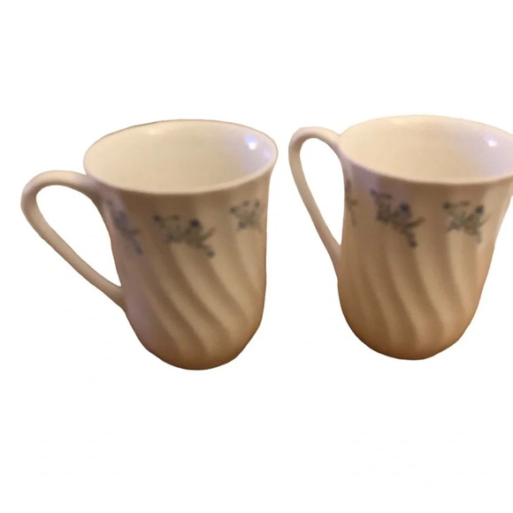 Vintage set of China tea cups with blue and white  florals - Picture 4 of 5